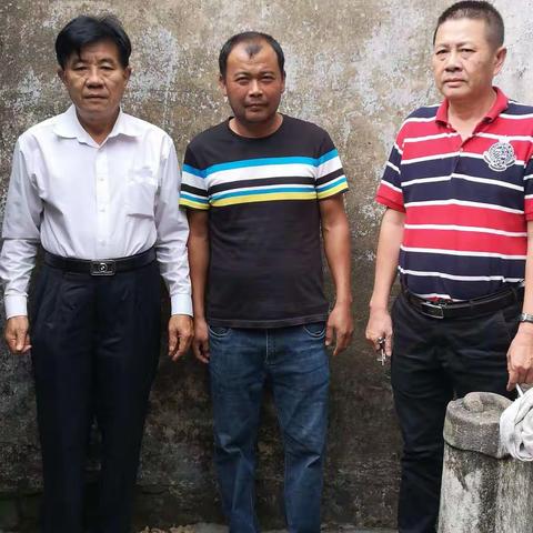 新合村乡村振兴工作队走访贫困户