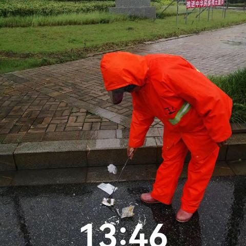 雨中坚守岗位，加强雨天道路保洁