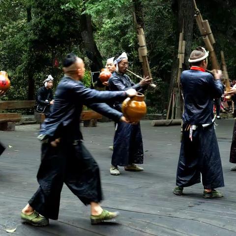 走进黔东南芭莎苗寨：感受那远古的文明气息和浓郁的原生态特色。