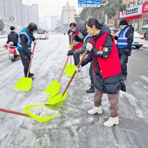 凝心聚力扫雪忙，全心全意保路畅---凤凰台街道做好除雪工作