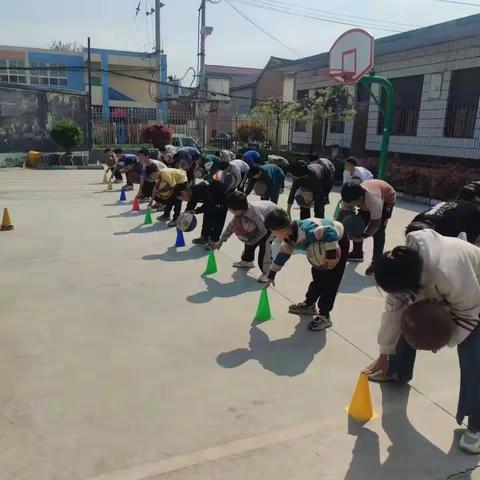 石涧小学4月7日篮球社团