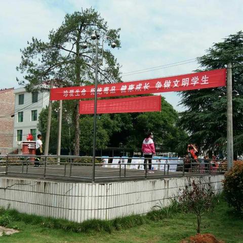 珍爱生命 拒绝毒品 争做文明学生 --记坊楼片中小学生“拒绝毒品健康成长”主题演讲比赛