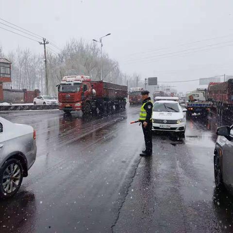 灵石交警再战风雪守疫线