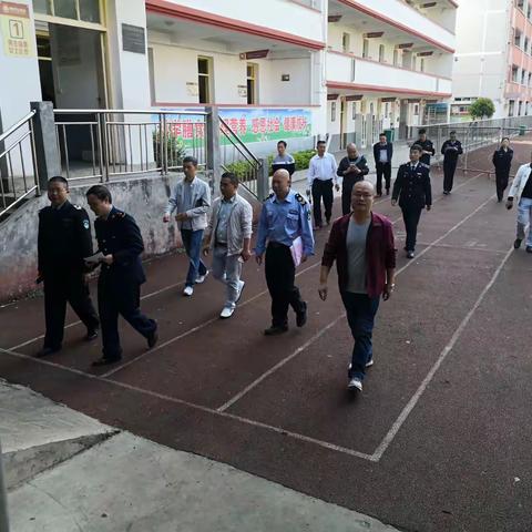 则戎乡多部门联合对辖区学校进行食品卫生及校园周边综合治理专项大检查