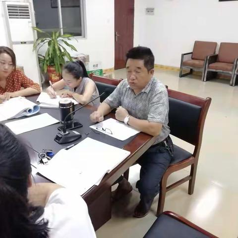 高一年级召开本学期第一次月考分析会。