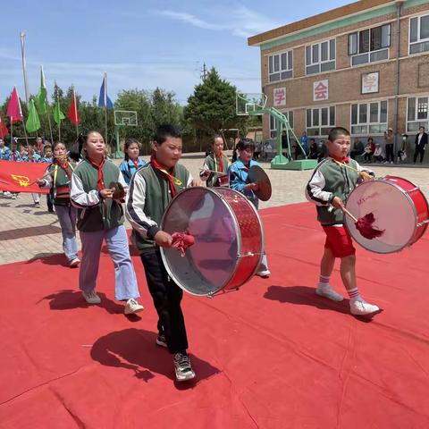 学习二十大 奋进新征程 争做好队员—李家寺小学庆六一暨新队员入队仪式