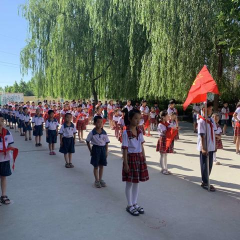 高新区吕陵镇希望小学“我和祖国共成长，争做小小追梦人”为主题的入队仪式