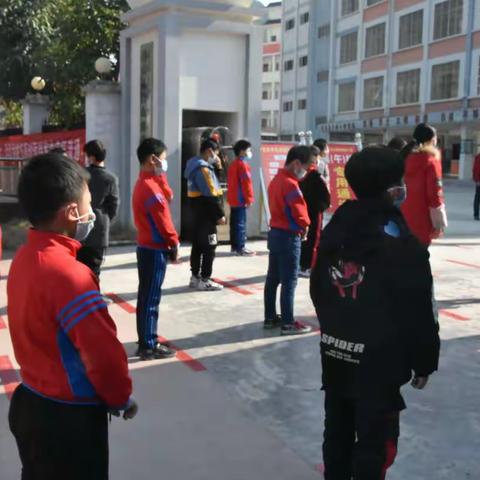 马山县白山镇尚德小学开展新冠肺炎疫情防控应急演练