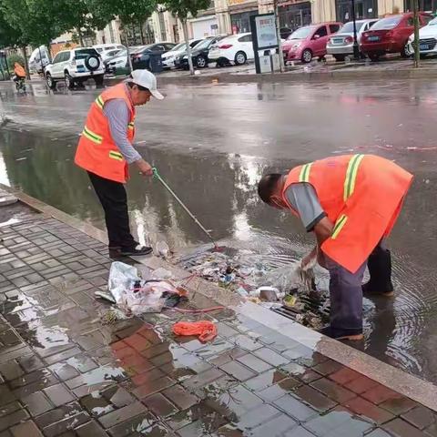 “暴雨过后，彰显环卫担当”禹泺保洁雨后清淤排涝，快速恢复道路整洁面貌。