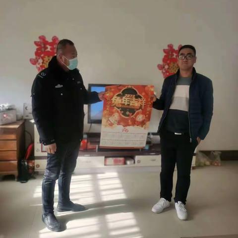 网格员发放兔年挂历暖人心