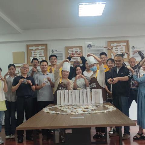 团团圆圆迎中秋，人人巧手做月饼                  ——平武支行工会开展中秋工会活动