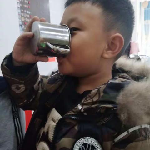 主题:《开心一周》制作人:彭正佳   班级:大一班