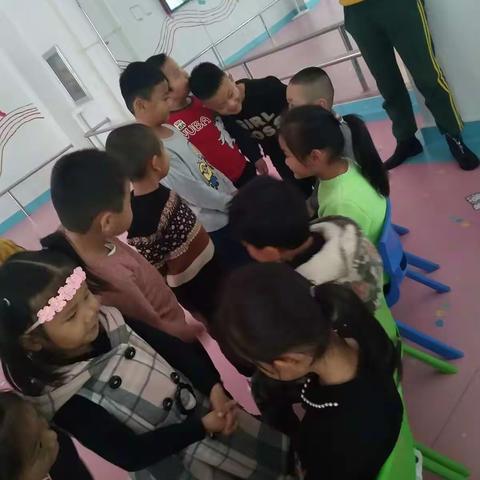 主题:《快乐陪伴》班级:大一班   制作人:彭正佳