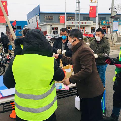 2月6日，各街镇党群服务中心送宣传手册