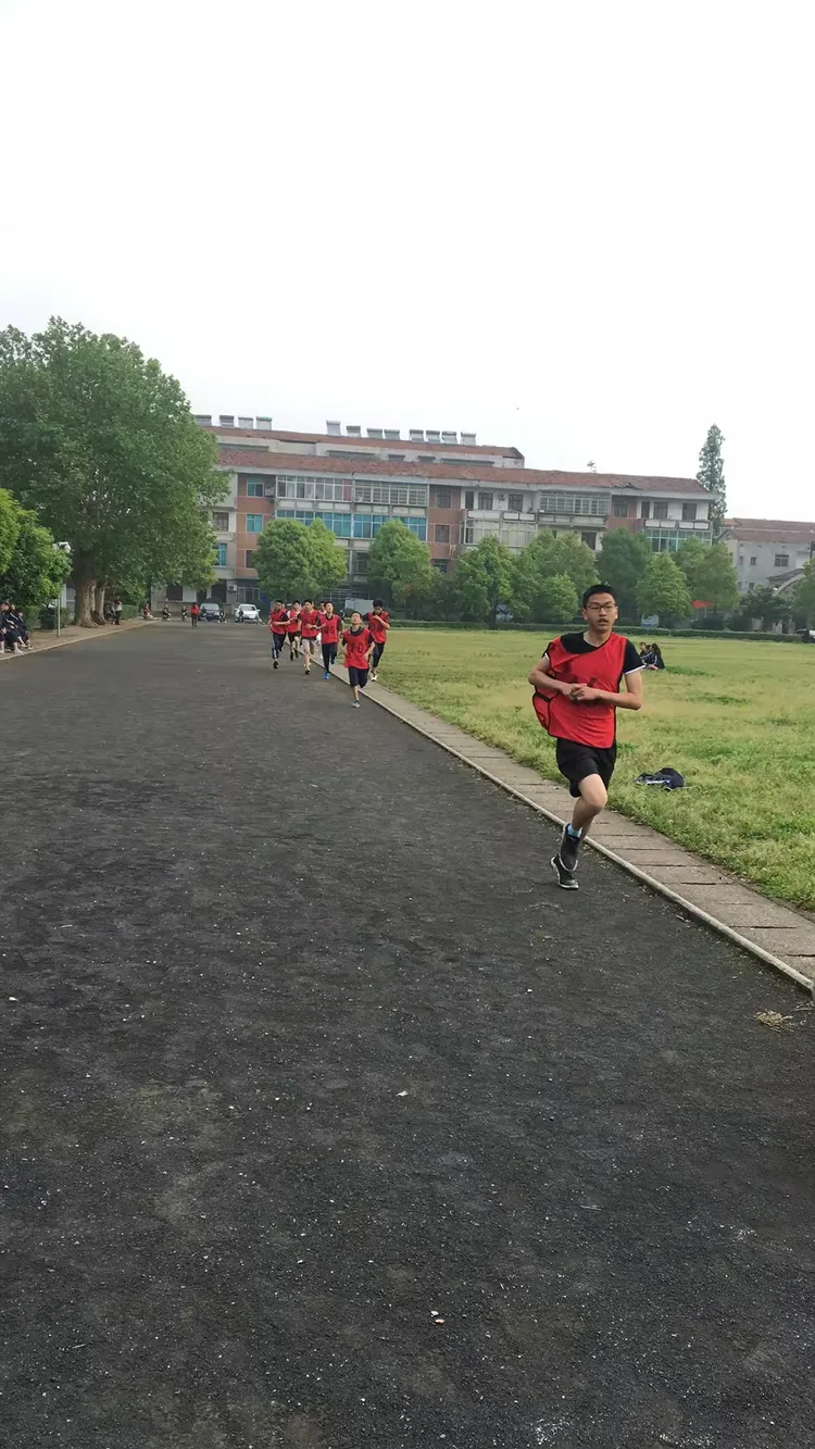 奋进中的广兴洲中学