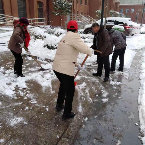 大雪过后的物业人