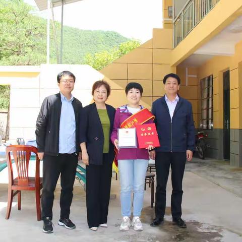 市资源规划局焦书记为获得第九届“西安青年五四之星” 的同志送荣誉