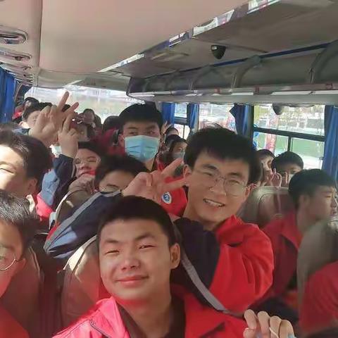 读万卷书，行万里路————武都实验中学高二级学生参观陇南康神苦荞酒厂实践活动