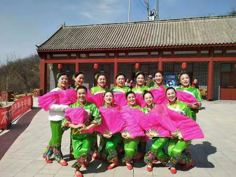 继承革命传统,沐浴红色恩典,讴歌伟大时代!八英故乡赵庄村欢迎你们!