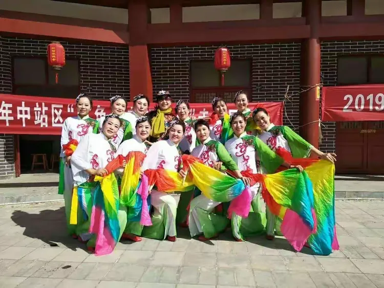 继承革命传统,沐浴红色恩典,讴歌伟大时代!八英故乡赵庄村欢迎你们!