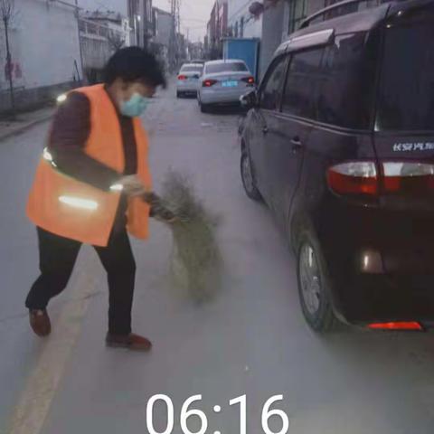 当我们还在甜甜的梦乡的时候，保洁工人已经开始他们工作，他们孜孜不倦的为我们的城市做“美容”！！