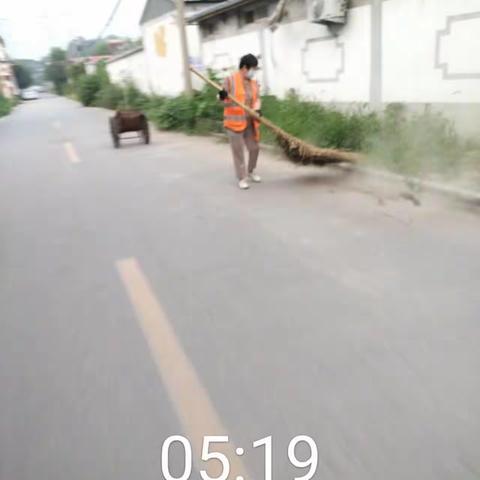 “伏天烈日如火，清洁环境挥汗如雨”——经开区事务局