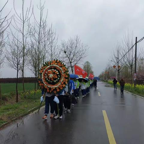 千秋英烈护山河      翠柏凝青寄哀思