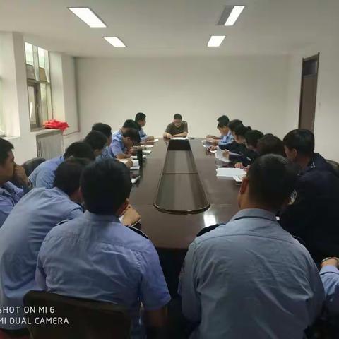 沙河市城管监察大队执法人员积极利用雨天进行执法学习