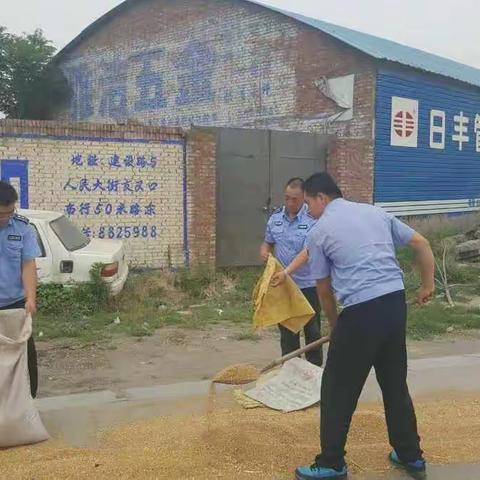 沙河市城管监察大队文明执法制止占道打场晒粮行为