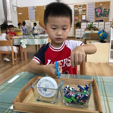 学习故事—美工区《穿吸管》