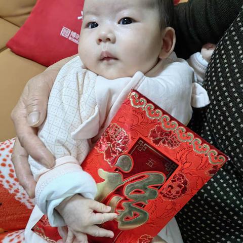 妞妞来世第一次过新年