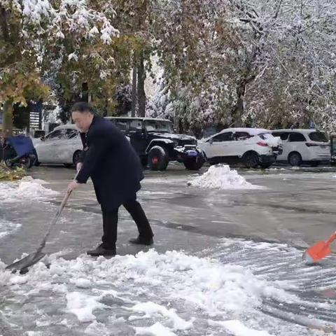 工行环城东路支行齐动员，扫雪铲冰暖人心