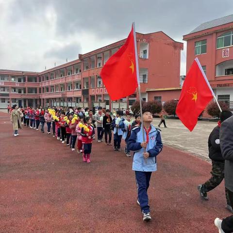 缅怀革命先烈，争做新时代好少年——记万崇小学赴老红军墓园开展清明祭扫活动