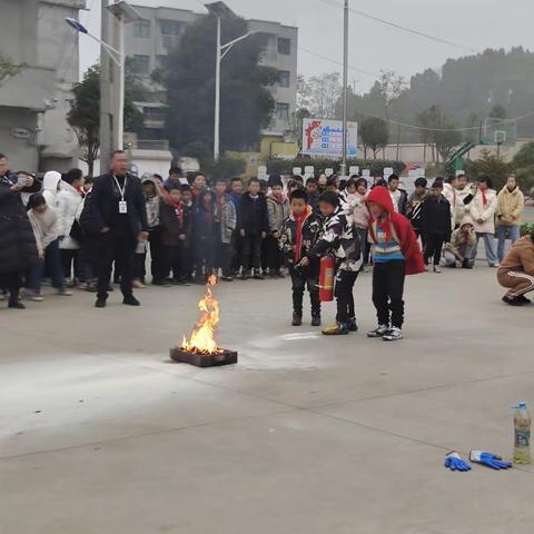 消防演练经常搞，学生自救能力强——记平坝区天龙镇二官小学火灾逃生演练