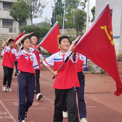 童心向党、快乐成长——记平坝区天龙镇二官小学，少先队新队员入队仪式