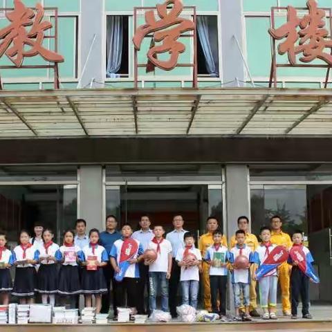 情系教育,温暖人心--华润风电厂来我校进行慰问活动