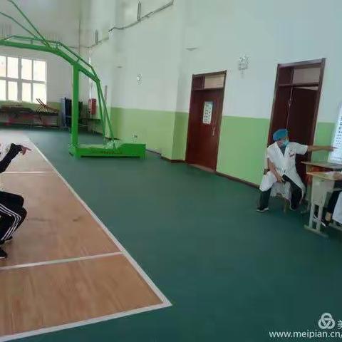 关爱学生健康--72团中学组织学生健康体检