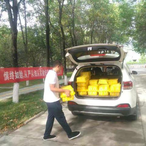 果香浓郁暖人心----七十二团中学工会开展暑期慰问活动