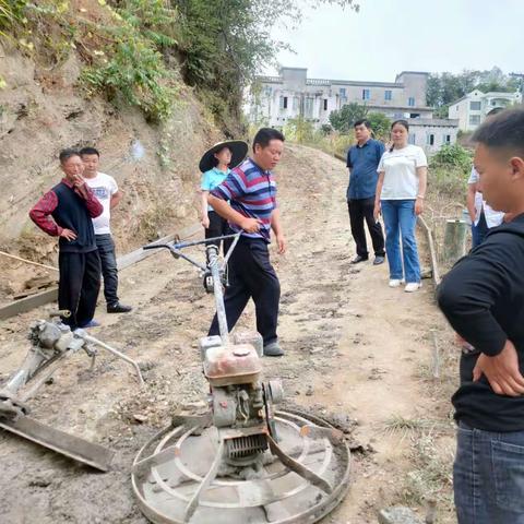 为民修路暖人心  村民感谢送锦旗