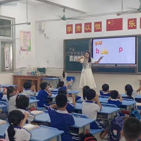 借力视导，助推课堂---龙城街道教研员到兴泰实验学校进行视导
