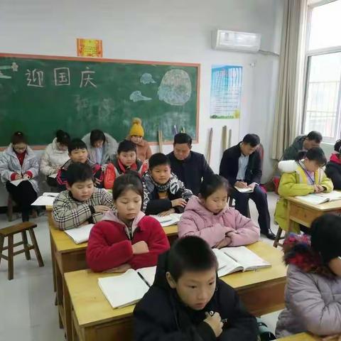 兴明小学校领导"推门听课"进行时