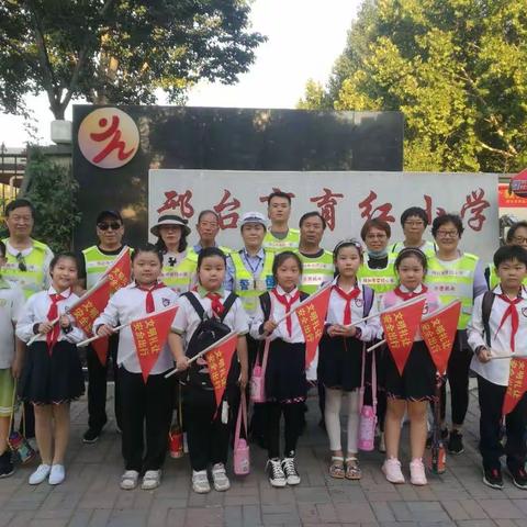 时光不语护学岗，静待花开平安墙——育红小学三（5）班家校联动执勤周