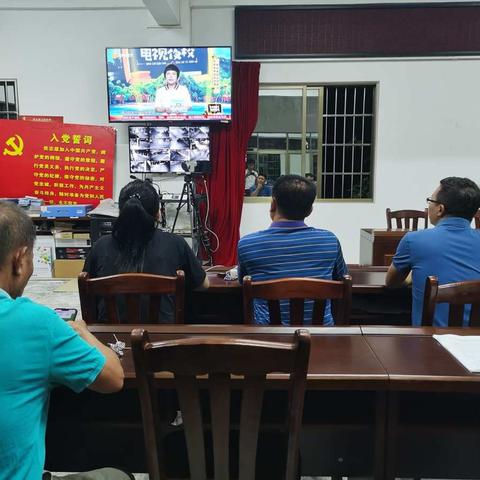 挺丰村委会集中观看第十期《乡村振兴电视夜校》活动