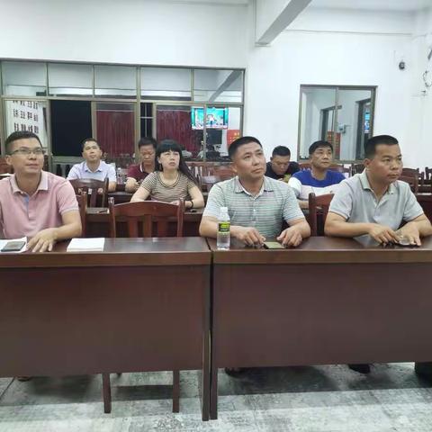 挺丰村乡村振兴工作队和村“两委”干部集中观看第九期《乡村振兴电视夜校》—永远跟党走