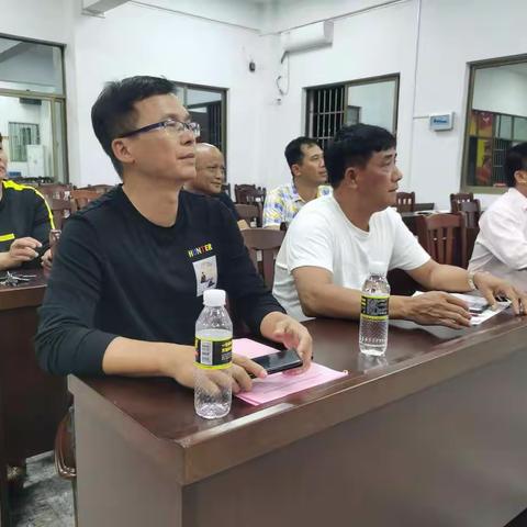 挺丰村乡村振兴工作队及村“两委”干部集中观看了第六期《乡村振兴电视夜校》