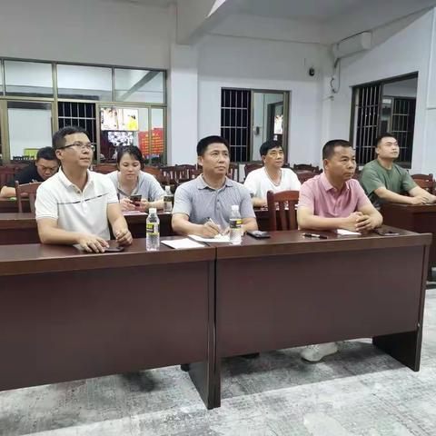 挺丰村集中观看第8期《乡村振兴电视夜校》