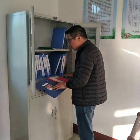 紫溪乡党委书记郑展青同志下村督促和指导扶贫工作并走访慰问贫困户