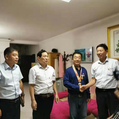 濮阳市退役军人事务局仇局长为我行职工段双安同志颁发中华人民共和国成立70周年纪念章