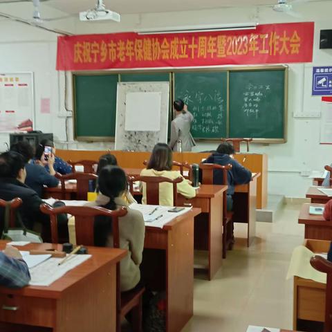 书法二班今天正常上课