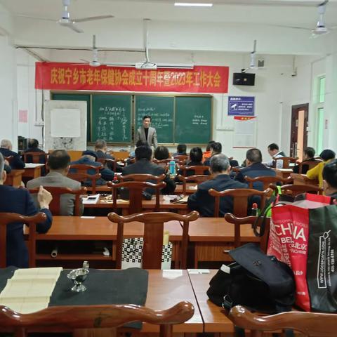 书法二班今天正常上课